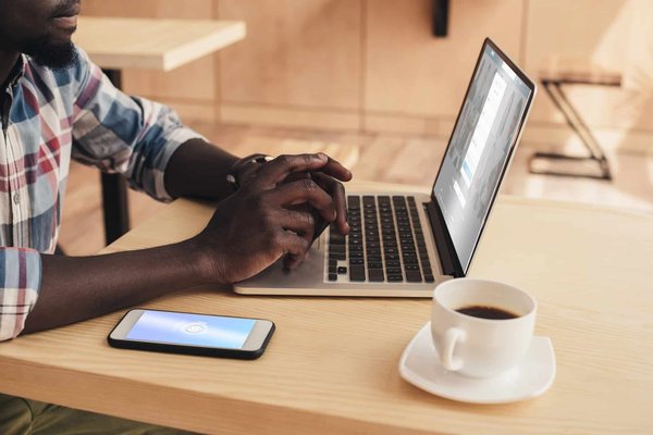 How Can UK Professional Photographers Use LinkedIn to Network with Corporate Clients?